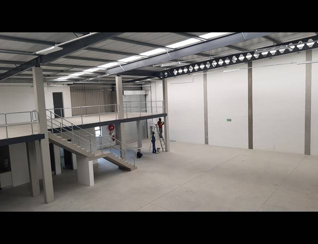 1,006M² FACTORY TO LET IN STIKLAND